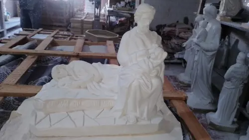 Maria Descaçando Imagem Sagrada Família com Maria Deitada