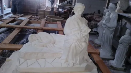 Maria Descaçando Imagem Sagrada Família com Maria Deitada