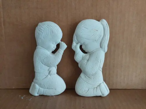 Menina e Menino Orando Crianças de Joelhos Rezando p/ Parede