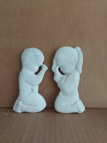 Menina e Menino Orando Crianças de Joelhos Rezando p/ Parede