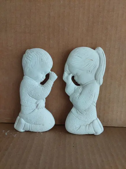 Menina e Menino Orando Crianças de Joelhos Rezando p/ Parede