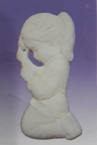 Menina Rezando ou Criança Orando de Parede em Gesso Cru