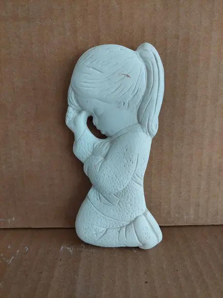 Menina Rezando ou Criança Orando de Parede em Gesso Cru