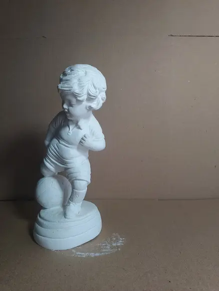 Menino Jogador Imagem Garoto Jogando Bola Escultura Gesso Cr