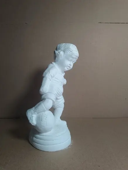 Menino Jogador Imagem Garoto Jogando Bola Escultura Gesso Cr
