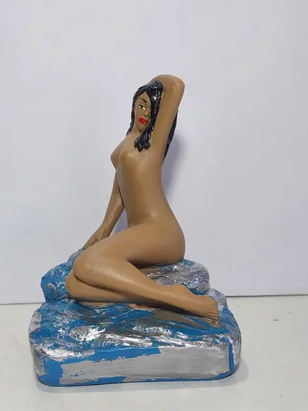 Pomba Gira da Praia Imagem Pomba Gira Sentada na Pedra Mar