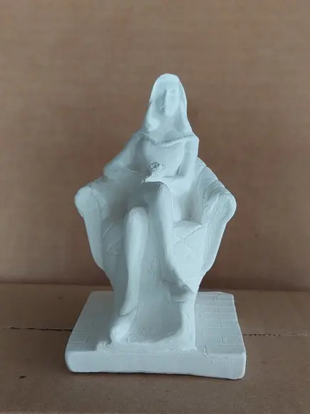 Pomba Gira Escultura Sentada em Gesso