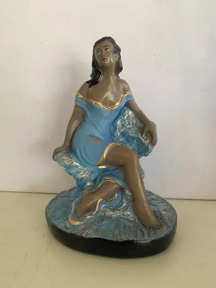 Pomba Gira Rainha da Praia Imagem Cigana Sentada nas Pedras