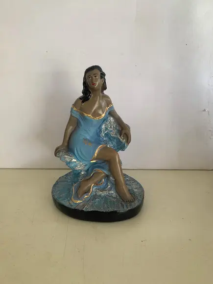 Pomba Gira Rainha da Praia Imagem Cigana Sentada nas Pedras