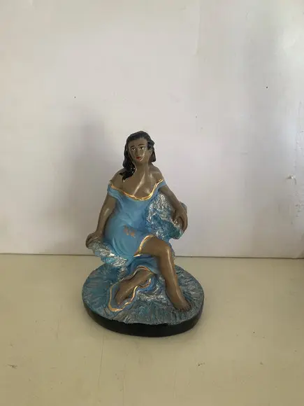 Pomba Gira Rainha da Praia Imagem Cigana Sentada nas Pedras