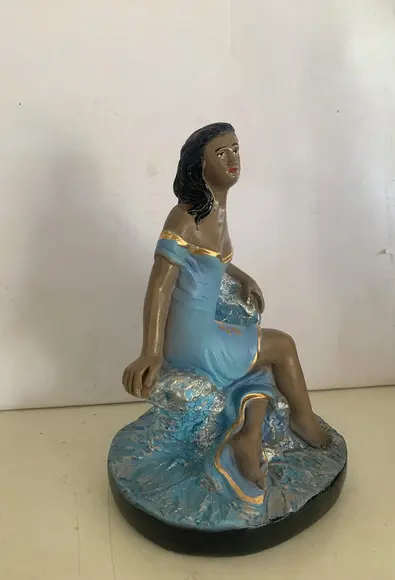 Pomba Gira Rainha da Praia Imagem Cigana Sentada nas Pedras