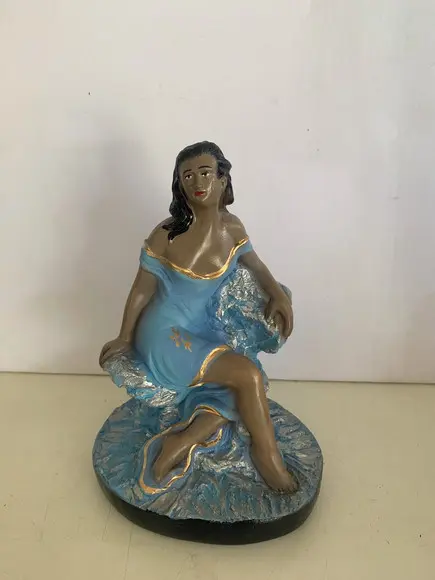 Pomba Gira Rainha da Praia Imagem Cigana Sentada nas Pedras