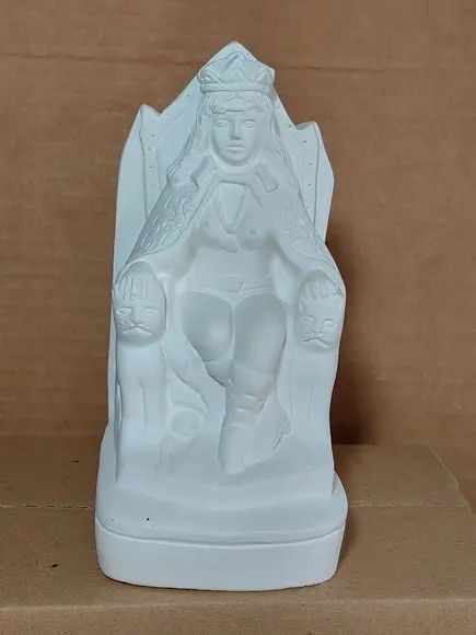 Pomba Gira Rainha no Trono Imagem em Gesso Cru