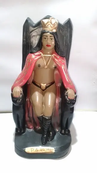 Pomba Gira Rainha no Trono Imagem Rainha Sentada no Trono