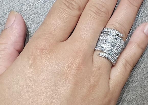 Anel em Ródio Branco com Zircônias