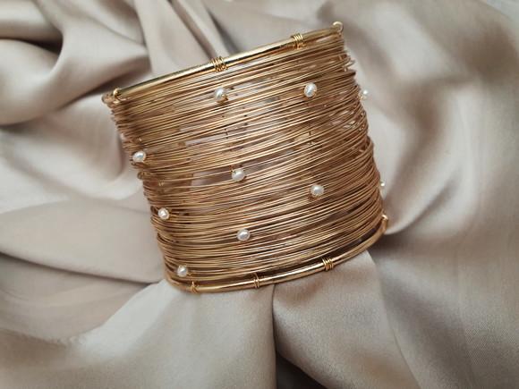 Bracelete Dourado e Pérolas Naturais