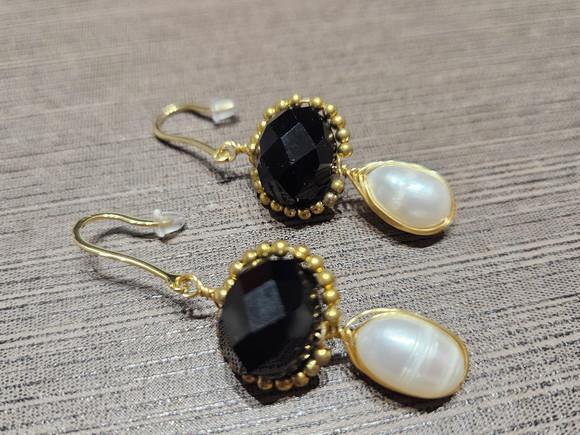 Brinco Anzol Banhado com Cristal Preto e Pérola Natural