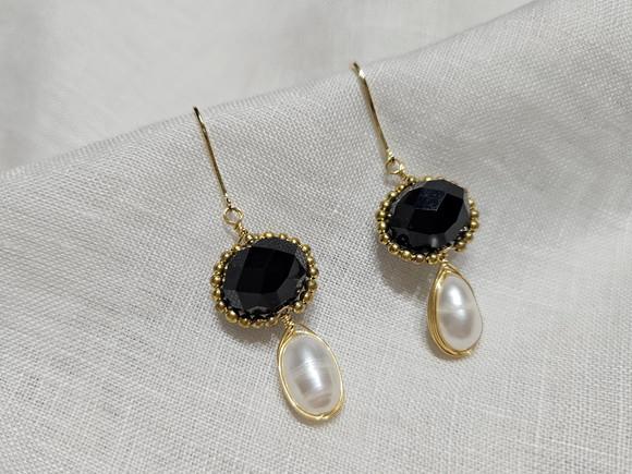 Brinco Anzol Banhado com Cristal Preto e Pérola Natural