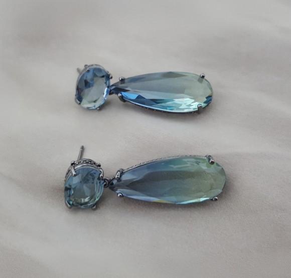 Brinco Banhado a Grafite com Cristal Azul Boreal
