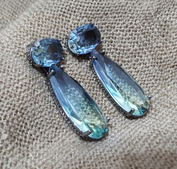Brinco Banhado a Grafite com Cristal Azul Boreal