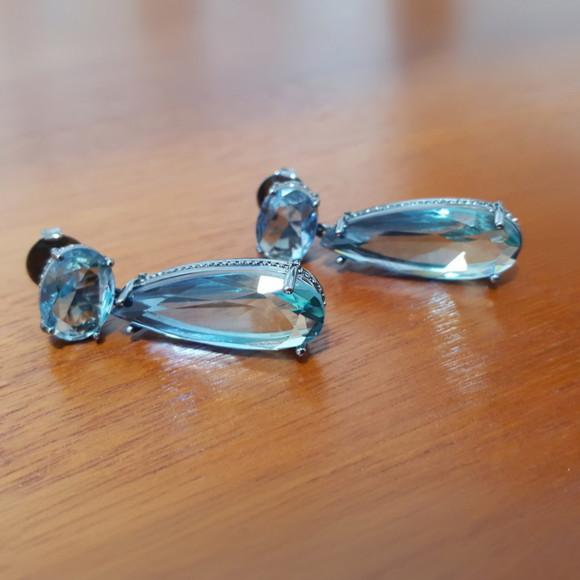 Brinco Banhado a Grafite com Cristal Azul Boreal