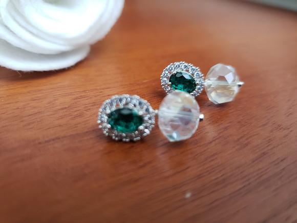 Brinco Banhado a Prata com Cristal Verde e Transparente