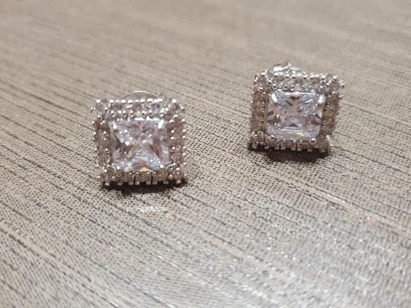 Brinco Banhado a Prata com Mini Cristais
