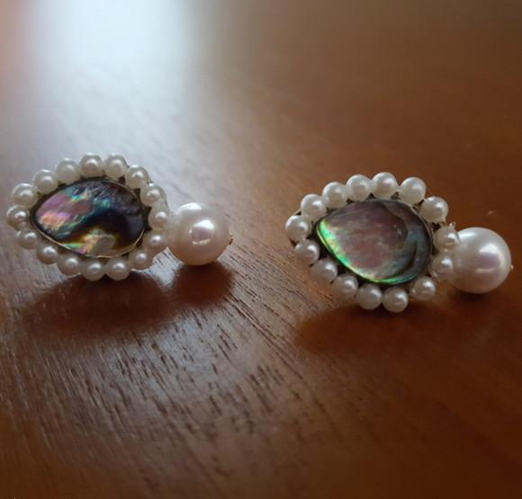 Brinco Banhado com Cabochão Abalone e Pérolas