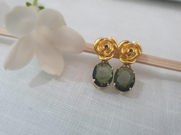 Brinco Banhado com Cristal Verde Morion