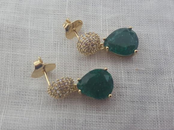 Brinco Banhado com Zircônias e Cristal Fusion Verde