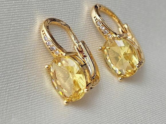Brinco Banhado Dourado com Mini Cristais Incolores e Amarelo