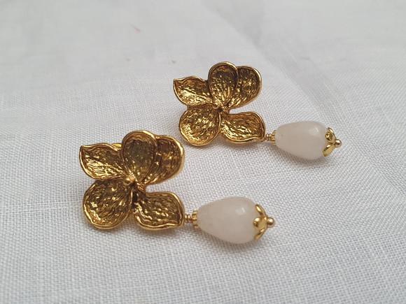 Brinco Banhado Flor e Pedra Natural Jade Branco - Semijoia