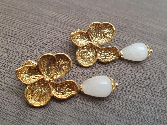 Brinco Banhado Flor e Pedra Natural Jade Branco - Semijoia