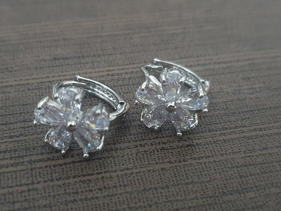 Brinco de Prata Argola com Cristais Transparentes