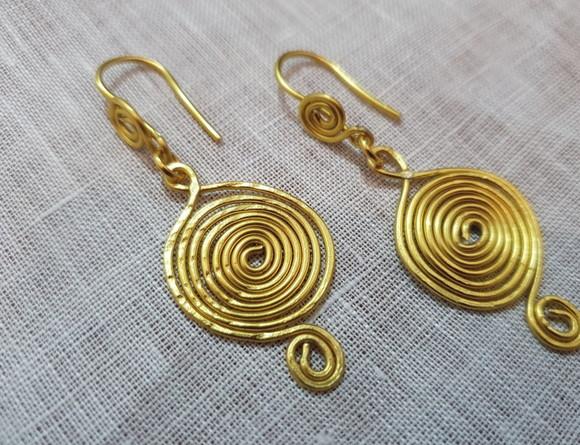 Brinco Dourado Banhado Martelado
