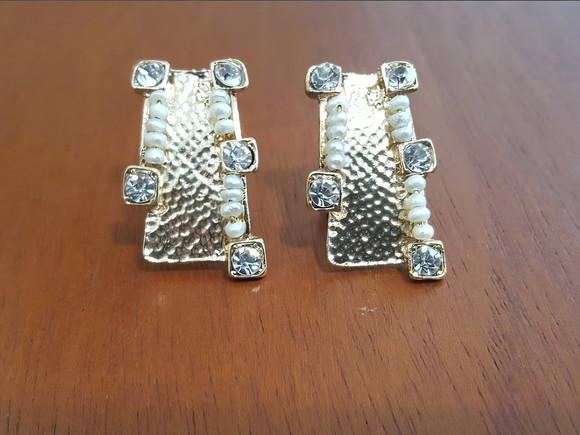 Brinco Dourado com Cristais e Mini Pérolas