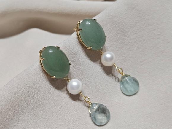 Brinco Dourado com Jade Esmeralda Pingente de Pérola Natural
