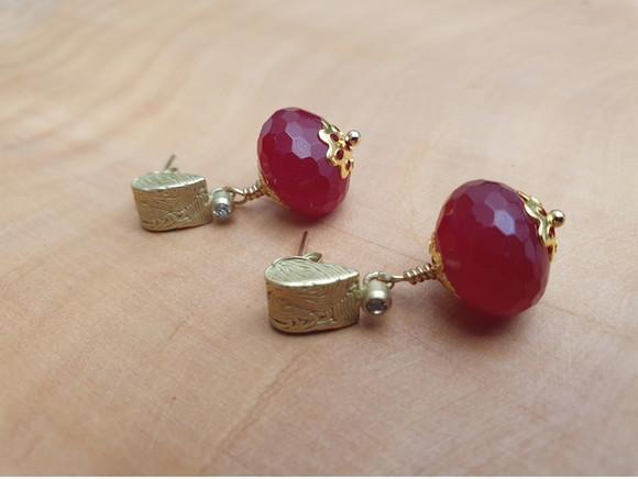 Brinco Dourado com Zircônia e Pedra Natural Jade Rubi