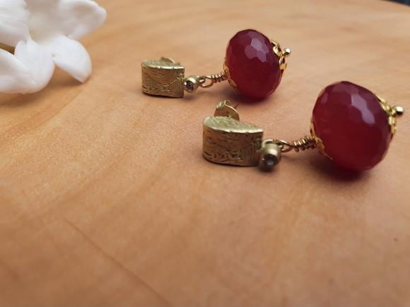 Brinco Dourado com Zircônia e Pedra Natural Jade Rubi