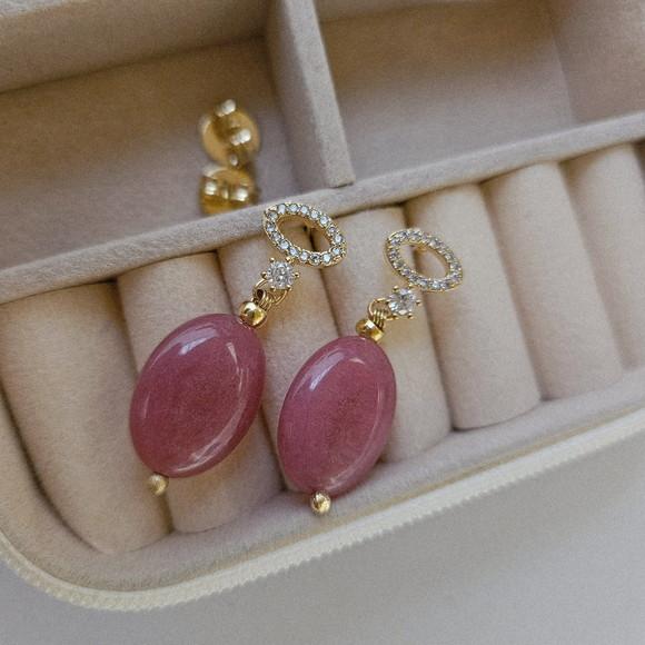 Brinco Dourado com Mini Cristais e Pedra Natural Jade Rosa