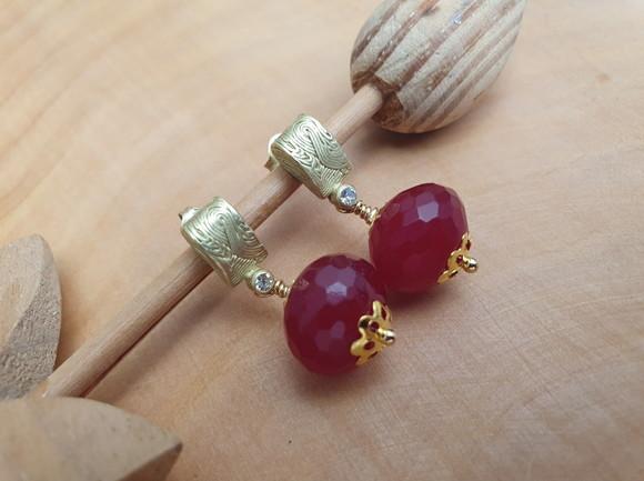 Brinco Dourado com Zircônia e Pedra Natural Jade Rubi