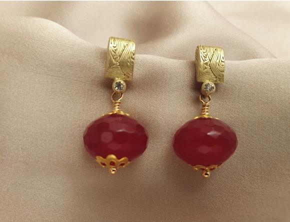Brinco Dourado com Zircônia e Pedra Natural Jade Rubi