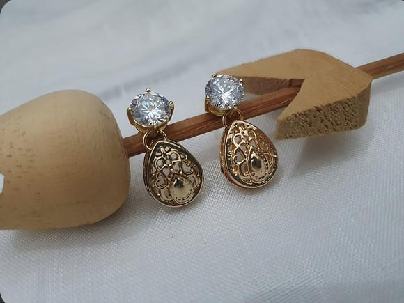 Brinco Dourado com Zircônia e Pingente em Gota