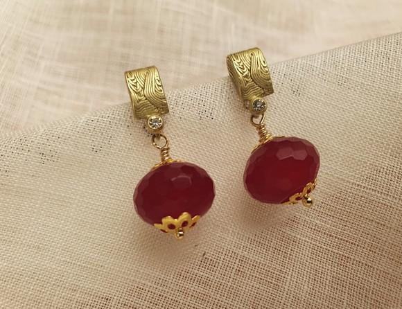 Brinco Dourado com Zircônia e Pedra Natural Jade Rubi