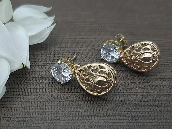 Brinco Dourado com Zircônia e Pingente em Gota
