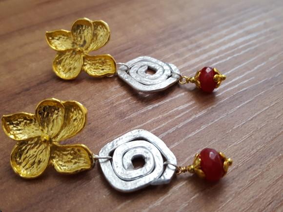 Brinco Dourado e Prateado com Pedra Natural Jade