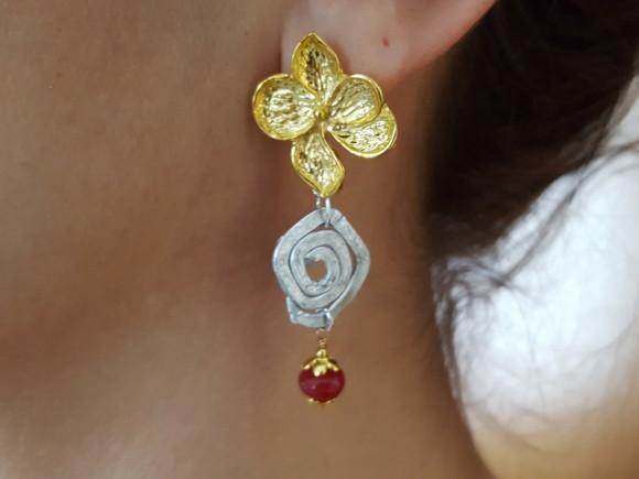 Brinco Dourado e Prateado com Pedra Natural Jade