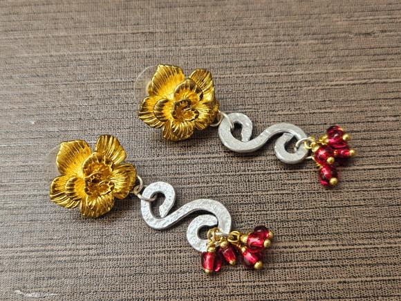Brinco Dourado e Prateado com Pedras Jade Rubi