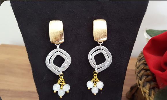 Brinco Dourado e Prateado com Pedras Naturais