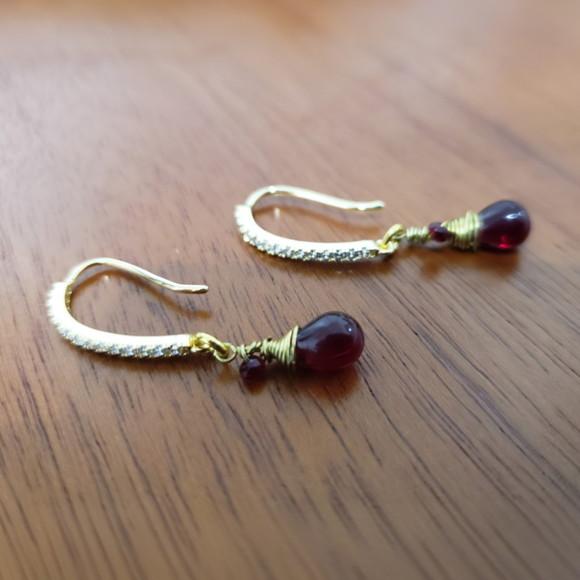 Brinco Gancho Banhado com Mini Zircônias e Cristais Rubi